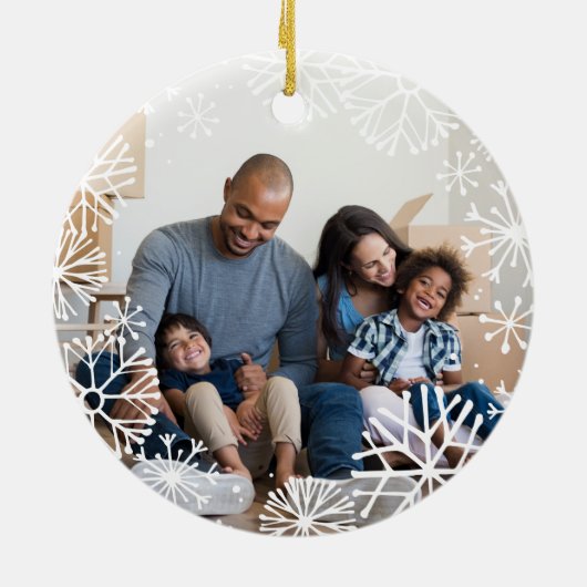 Snowy Circleの初めてのクリスマスが新しいホームフォトに セラミックオーナメント (裏面)