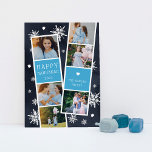 Snowy Photobooth Hanukkah Photo Collage シーズンカード<br><div class="desc">可愛いハヌカーのフォトカードには、3枚の写真と青い文字パネルを備えた2枚のフォトブースストリップがあり、合計6枚の写真が収められている。年とダビデの白い星と手の白い雪お洒落の白い背景にフェスティバルの白いレタリングで、あなたの家族の名前や名前でパーソナライズ点々のある。</div>