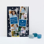 Snowy Photobooth Hanukkah Photo Collage シーズンカード<br><div class="desc">可愛いハヌカーのフォトカードには、3枚の写真と青い文字パネルを備えた2枚のフォトブースストリップがあり、合計6枚の写真が収められている。年とダビデの白い星と手の白い雪お洒落の白い背景にフェスティバルの白いレタリングで、あなたの家族の名前や名前でパーソナライズ点々のある。</div>