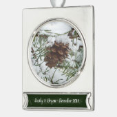 Snowy Pine Cone I冬自然撮影 シルバープレートバナーオーナメント (左)