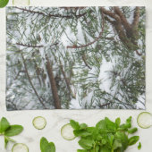 Snowy Pine Cone II冬の自然撮影 キッチンタオル (折り畳み)