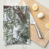 Snowy Pine Cone II冬の自然撮影 キッチンタオル (四つ折り)