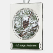 Snowy Pine Cone II冬の自然撮影 シルバープレートバナーオーナメント (左)