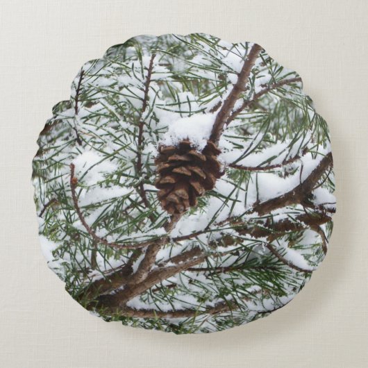 Snowy Pine Cone II冬の自然撮影 ラウンドクッション (正面)