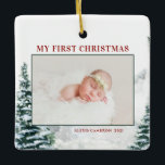 Snowy Woodlandベビー初めてのクリスマス写真 セラミックオーナメント<br><div class="desc">メリークリスマス!このフェスティバルクリスマスクリスマスフォトオーナメントでクリスマスツリーにカスタムベビーの冬のアクセントを追加。水色の雪の多い冬の森に赤い文字が並ぶ。写真、休日の挨拶、年、家族の署名を追加してパーソナライズ。このウッドラお気に入りのンドのクリスマスフォトオーナメントであなたのベビー写真を特集。この水色の休日の写真のオーナメントは、クリスマスプレゼントとして完璧である。</div>