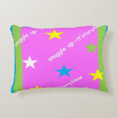 snuggle up - it's storytime pillow アクセントクッション (正面)