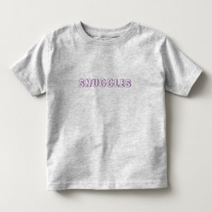 「Snuggles」ラベンダーの薄紫文字 トドラーTシャツ