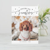 Snuggles & Snowflakes 愛犬のフォト ホワイトクリスマス シーズンカード (スタンド正面)