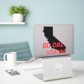 SO CAL STRONG Red Blk CAアウトラインハート シール (デスク上のノートパソコン)