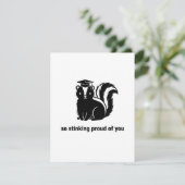 So Stinking Proud Funny Skunk Graduation Card シーズンカード (スタンド正面)