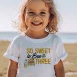 So Sweet to Bee 3歳の誕生日 トドラーTシャツ<br><div class="desc">表パーソナライズされたに「甘くて三つ」と、裏に「ハプビー誕生日[名前]」の3回目の誕生日tシャツ。デザインは黄色と黒のレタリングにおもしろいの蜂の巣箱を備え、飾（昆虫）マルハナバチ、蜂の巣箱、田舎の花や滴る蜂蜜を備えている。招待状とパーティーデコールの調整については、私のSo Sweet to Bee Three Bee誕生日コレクションまたはメッセージを参照して、必要なテンプレートを作成する。</div>