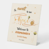 So Sweet To Bee Three Cute Honey Bee 3rd Birthday 台座サイン (正面)