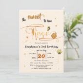 So Sweet To Bee Three Cute Honey Bee 3rd Birthday 招待状 (スタンド正面)