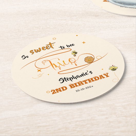 So Sweet To Bee Two Cute Honey Bee 2nd Birthday ラウンドペーパーコースター (アングル)