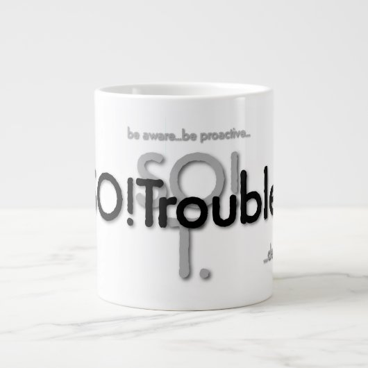 SO!Troubleのロゴとタグライン ジャンボコーヒーマグカップ (正面)