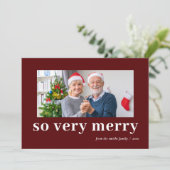 So Very Merry Red Modern Burgundy Family Photo シーズンカード (スタンド正面)