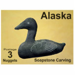 Soapstone Eider Duck - Alaska Postage 写真彫刻マグネット<br><div class="desc">神秘的な独立したアラスカからの切手で、アイダー・ダックの石の彫刻を特徴としている。文字読の「アラスカ」「送料3ニュゲッツ」「スポストン彫刻」も登場。The Common Eider,  Somateria mollissimaは、ヨーロッパと北アメリカで見られる最大のアヒルである(マスコヴィ・アヒルは、テキサス州南部の野生の州で北アメリカにのみ到達する)アイダーは、ヨーロッパ、北アメリカおよび東シベリアの北岸に分布している。北極や一部の北部温帯で繁殖するが、沿岸海域で大きな群れを型枠できる温帯ではやや南に冬を迎える。時速70マイル(113km)まで飛べる。アイダーは大きな形状と大きな楔形の紙幣を特徴とする。雄は紛れも無く、その紅白の羽毛と緑の襟がある。雌は茶色の鳥だが、大きさや頭部の形状に基づいて、他の種を除くすべてのアヒルと容易に区別することができる。このアヒルの呼び出しは楽しい"ああ、ああ。 種はしばしば近づきやすい。ヨーロッパ、北アメリカ東部、アジア/北アメリカ西部の人種のドレイクは、羽毛と手形の色の小さな違いで区別することができる。この種は甲殻類や軟体動物にダイブし、ムール貝は好みの食べ物である。アイダーは全部食べを飲み込みてムール貝を作り、その貝を腹腔内で砕いて排泄する。が食べカニになると、アイダーは爪と脚をすべて取り除き、同じ食べファッションで体を取り除く。北アメリカとヨーロッパの両方で約150万羽から20万羽の鳥類が生息し、シベリア東部でも個体数は多いが未知である。イギリスのノーサンバーランドにあるファーヌ諸島には、特に有名なクモの群れが生息している。これらの鳥は、676年に聖キュートベールによって制定された、史上初の鳥の保護法の一つの主題であった。毎年およそ1000組が巣を作っている。聖キュスバートはノーサンバーランドの守護聖人なので、この地区のエンブレムの鳥として選ぶのは当然だった。鳥は今でも頻繁にキュディのアヒルと呼ばれ、"キュスバート"の親しみやすい型枠である。コモン・アイダーは、アフリカ・ユーラシア渡り水鳥の保護に関する協定(AEWA)が適用される種の1つである。イーダースは植民地時代の飼育者だ。彼らは100未満の大きさから10, 000-15, 000人の個人の上までのコロニーの沿岸の島に巣を作る。雌のクモは頻繁に自然の哲学を示し、孵化した島で繁殖する。これにより、同じ島に巣を作る人々の間に高度な関係が生じ、また親族を中心とした女性の社会構造が発達する。この関連性は遊共同飼育行動の進化に大きな役割を果たしているだろう。これらの行動の例としては、関連する個人の巣に卵を産んだり、雌のクモが集まってアヒルを育てる作業を共有するクレーチングなどがある。その巣は海に近い場所に作られ、雌の胸から引っ張り出された祝イダーダウンが並んでいる。この柔らかく暖かいライニングは、長い間、枕やキルトを充填するために収穫されてきたが、近年では、主に国内の農園や合成代替品から下に置き換えられている。今ではクモの子やキルトは珍しくなるが、鳥に害を与えずに地球に優し、ダクリングの後に巣を掘り起こ離れする事です。</div>
