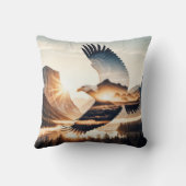 Soaring Bald Eagle Over Mountain Valley Lake クッション (裏面)
