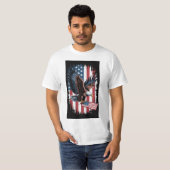 Soaring Freedom - Patriotic はっきりした Eagle American Tシャツ (正面フル)