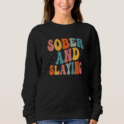 Sober and Slaying Sobriety Recovery Anniversary Aw スウェットシャツ (正面)