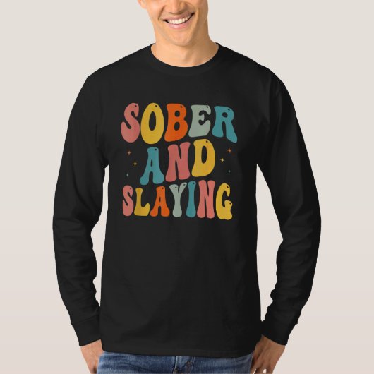 Sober and Slaying Sobriety Recovery Anniversary Aw Tシャツ (正面)