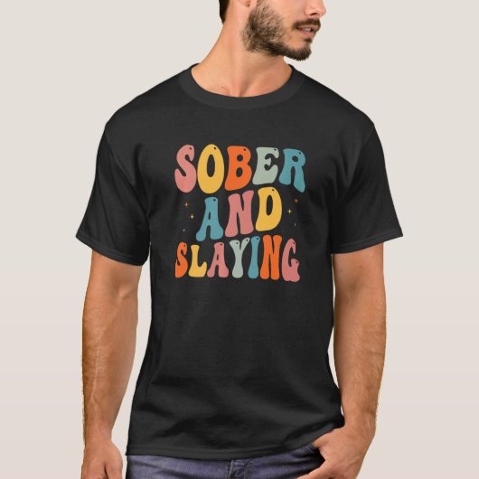 Sober and Slaying Sobriety Recovery Anniversary Aw Tシャツ (正面)