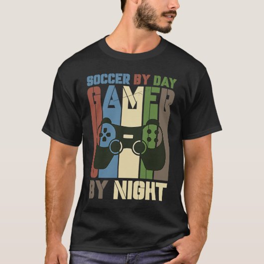 Soccer By Day Gamer By Night Soccer Goal Gaming De Tシャツ (正面)