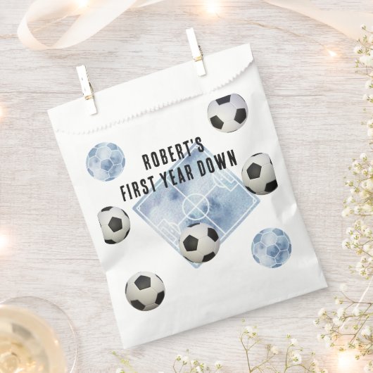 Soccer First Year Down Birthday Party フェイバーバッグ (クリップ留めされた状態)