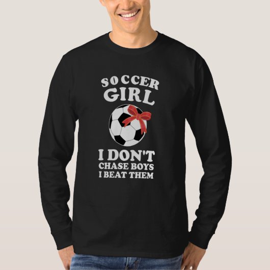 soccer girl I don't chase boys I beat them soccer Tシャツ (正面)