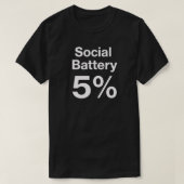 Social Battery 5% Minimal Introvert Quote Tシャツ (デザイン正面)