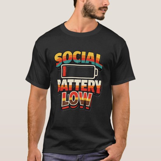 Social Battery Low Funny Introvert Humor T-Shirt Tシャツ (正面)