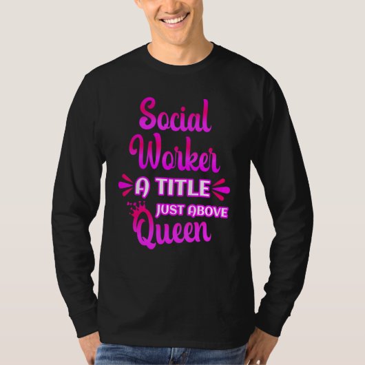 Social Worker A Title Just Above Queen Cute Saying Tシャツ (正面)