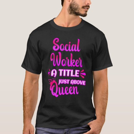 Social Worker A Title Just Above Queen Cute Saying Tシャツ (正面)