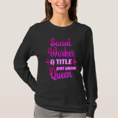 Social Worker A Title Just Above Queen Cute Saying Tシャツ (正面)