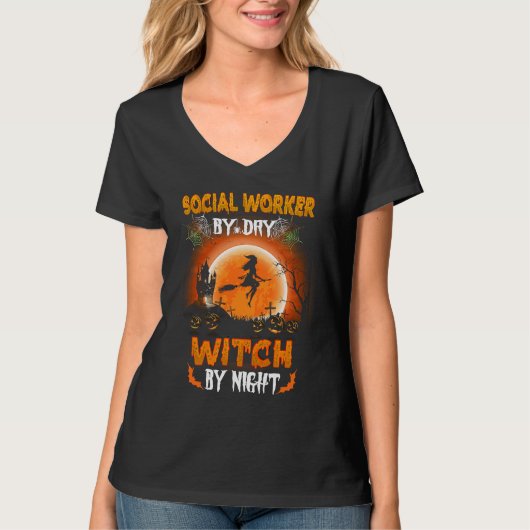 Social Worker By Day Witch By Night Halloween Soci Tシャツ (正面)