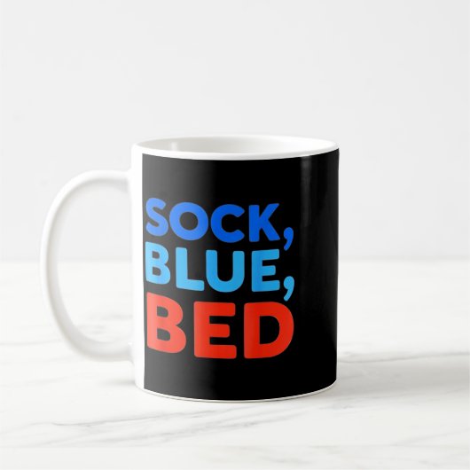 Sock Blue Bed Funny Meme  コーヒーマグカップ (左)