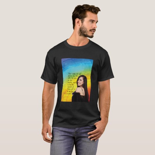 Sofia Carson Rainbow Quote Tシャツ (正面フル)