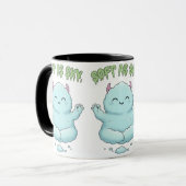 Soft as Sky: かわいい雲のモンスター ゼン ヨガ & 瞑想 マグカップ (正面左)
