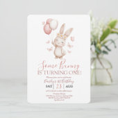 Soft Blush Bunny First Birthday 招待状 (スタンド正面)