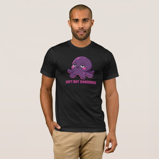 Soft But Dangerous | Sleepy Pastel Kawaii Octopus Tシャツ (正面フル)