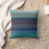 Soft Coastal Blues & Taupe Horizontal Stripes クッション (ブランケット)