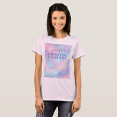 Soft Dreamy Pastel Pink Blue Cosmic Galaxy Tシャツ (正面フル)