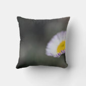 Soft Floral Photography Throw Pillow – Minimal  クッション (裏面)