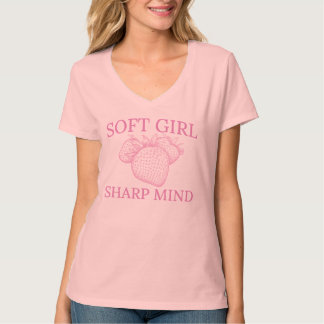 Soft Girl Sharp Mind — Strawberry Aesthetic Design Tシャツ