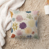 Soft Pastel Snowflake Floral Throw Pillow – Warm B クッション (ブランケット)