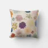 Soft Pastel Snowflake Floral Throw Pillow – Warm B クッション (正面)