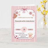 Soft Pink Coquette Lamb & Bear Baby Shower Invite カード (黄色い花)