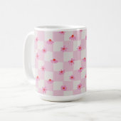 Soft Pink Daisy Checkerboard Floral Pattern コーヒーマグカップ (正面左)