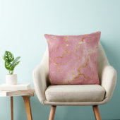Soft Pink Marble Abstract with Shimmering Gold クッション (椅子)