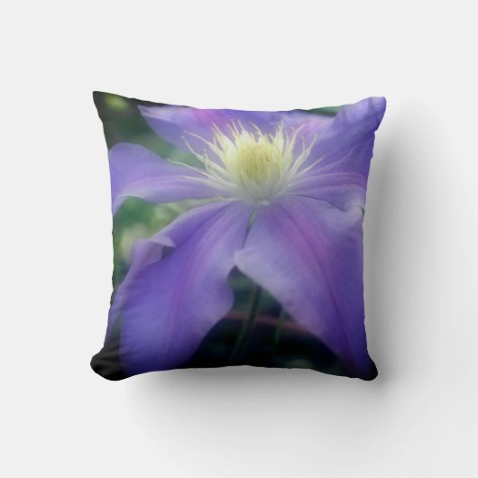 Soft Purple Clematis Flower Petals クッション (正面)
